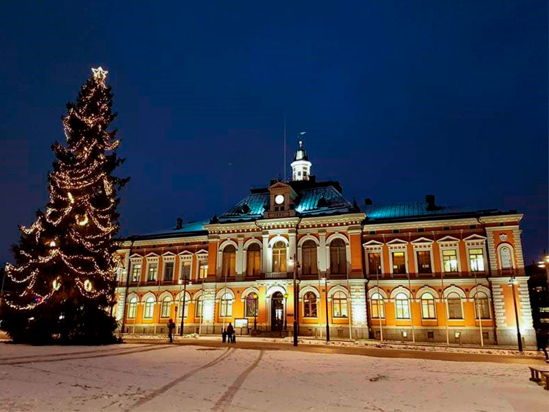 Kuopion kaupungintalon julkisivuvalaistus on toteutettu Grivenin valaisimilla